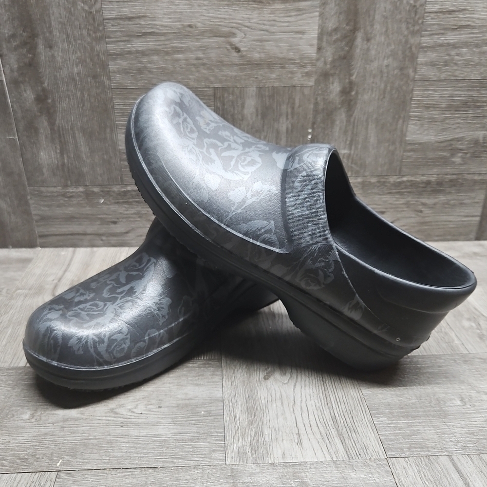 Crocs Clogs Womens Size 10 Neria Pro II Graphic Metallic Gray Roses Non Slip